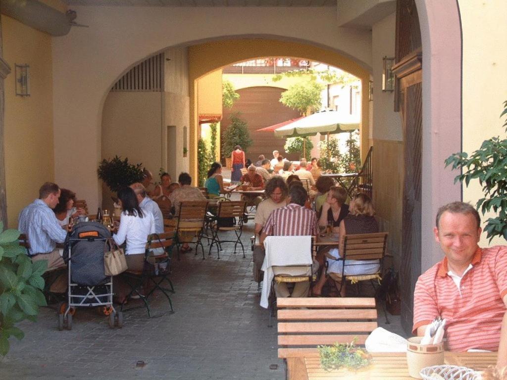 Gasthof Zum Weissen Lamm Sommerach Buitenkant foto