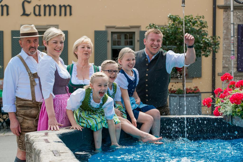 Gasthof Zum Weissen Lamm Sommerach Buitenkant foto